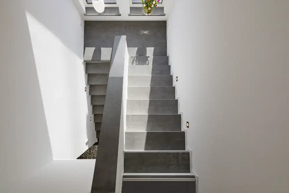 Escalier béton habillage et design moderne intérieur